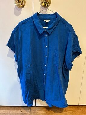 Caslon Short-Sleeve Button-Down Shirt in Royal Blue